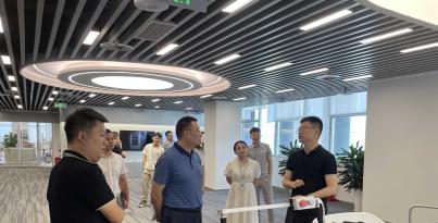 四川省经信厅李强总工程师一行莅临华西医疗机械人钻研院调查调研